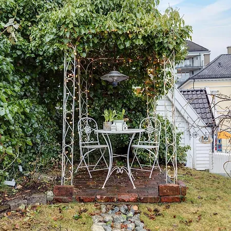 Апартаменти Lysthuset Den Lille - Authentic Wodden House *